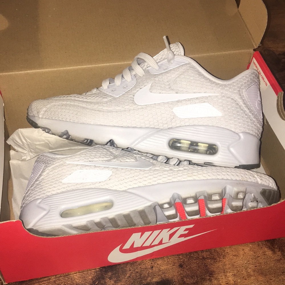 White net Nike air max